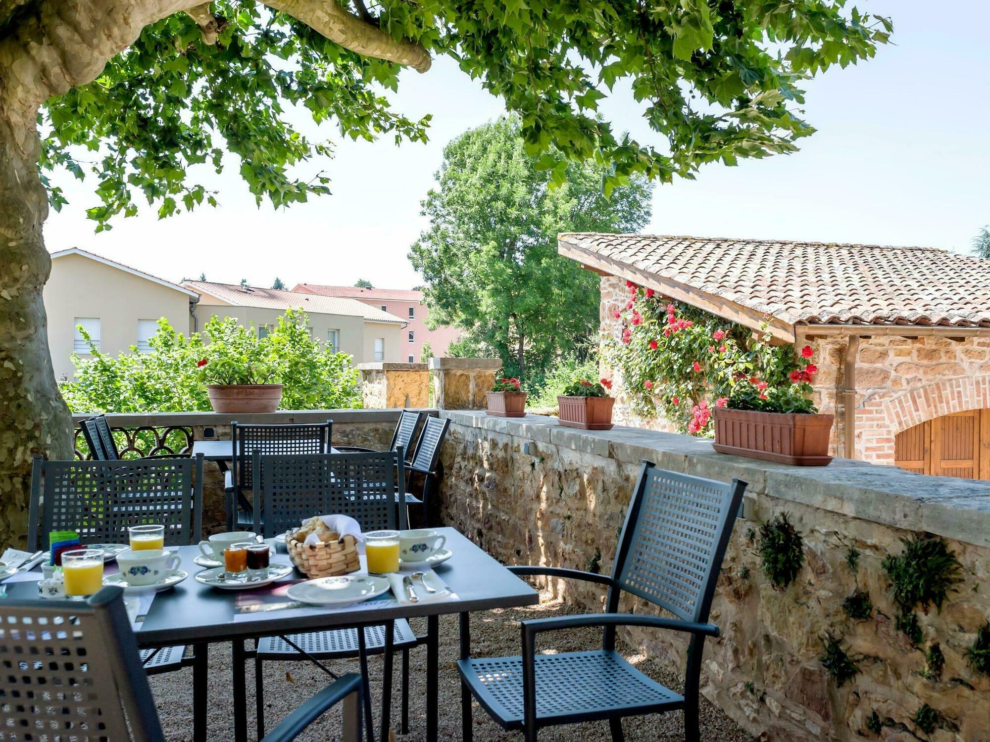 Contact Hotels Le Savigny & Spa Blacé Esterno foto